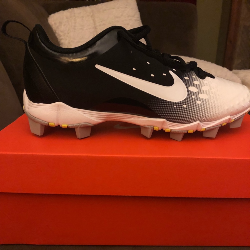 Nike women’s softball cleat